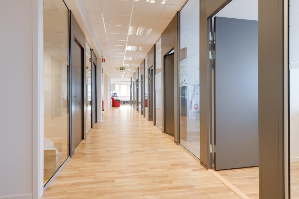 Cellekontorer i ledig areal i andre etasje. Foto Oscar Stoltenberg